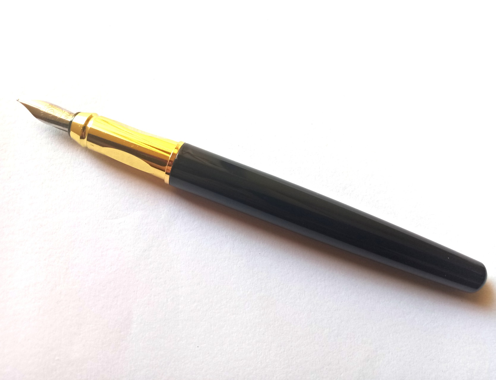 Hero 3040 Black and Gold Fountain Pen